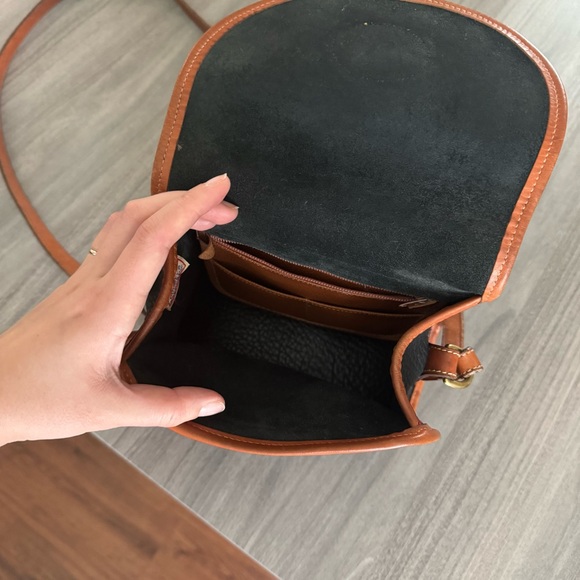 Vintage Dooney and Bourke All Weather Essex Arrowhead Black Leather Crossbody - Picture 6 of 9